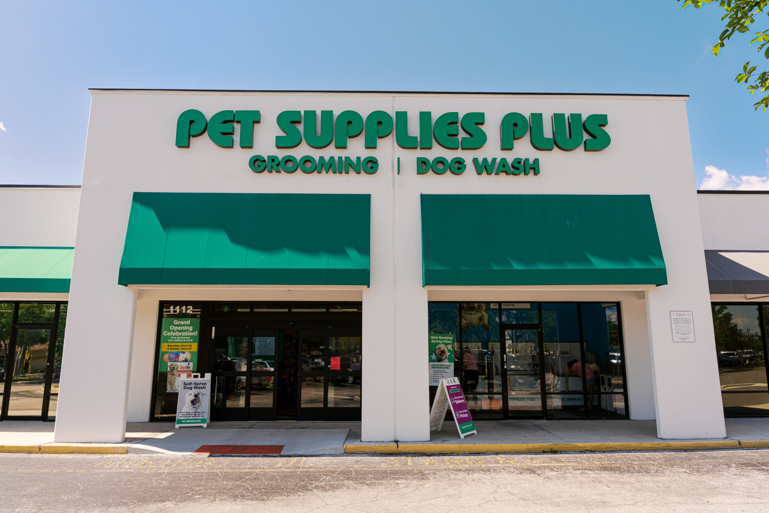 Pet Supplies Plus storefront exterior in Altamonte Springs, showing retail location and branded signage.